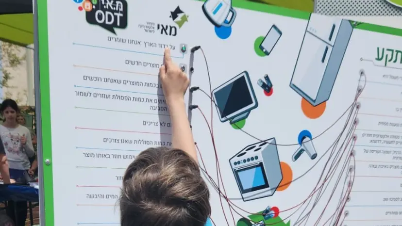 לא רק לומדים על מיחזור: המפעל שהגיע לתלמידי פתח תקווה